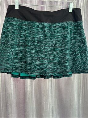 Lululemon Circuit Breaker Skirt (Tall)
 Hunter Green Black / Black size 10